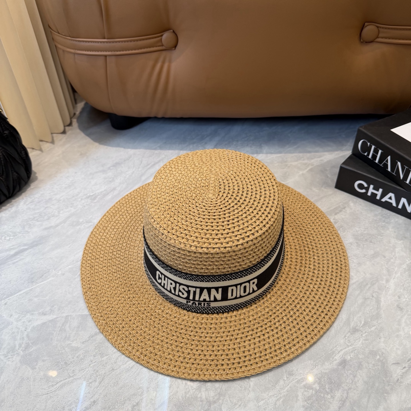 Dior 配防尘袋. 【DIOR迪奥】2026新款 织带百搭平顶草帽，出街日常单品