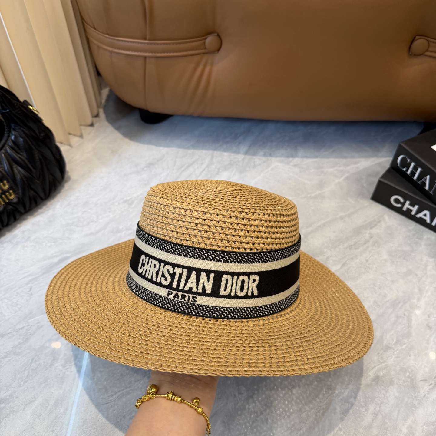 Dior 配防尘袋. 【DIOR迪奥】2026新款 织带百搭平顶草帽，出街日常单品