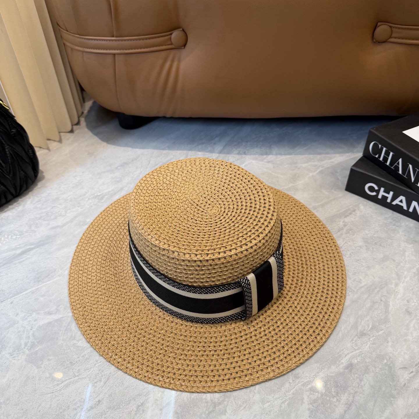 Dior 配防尘袋. 【DIOR迪奥】2026新款 织带百搭平顶草帽，出街日常单品