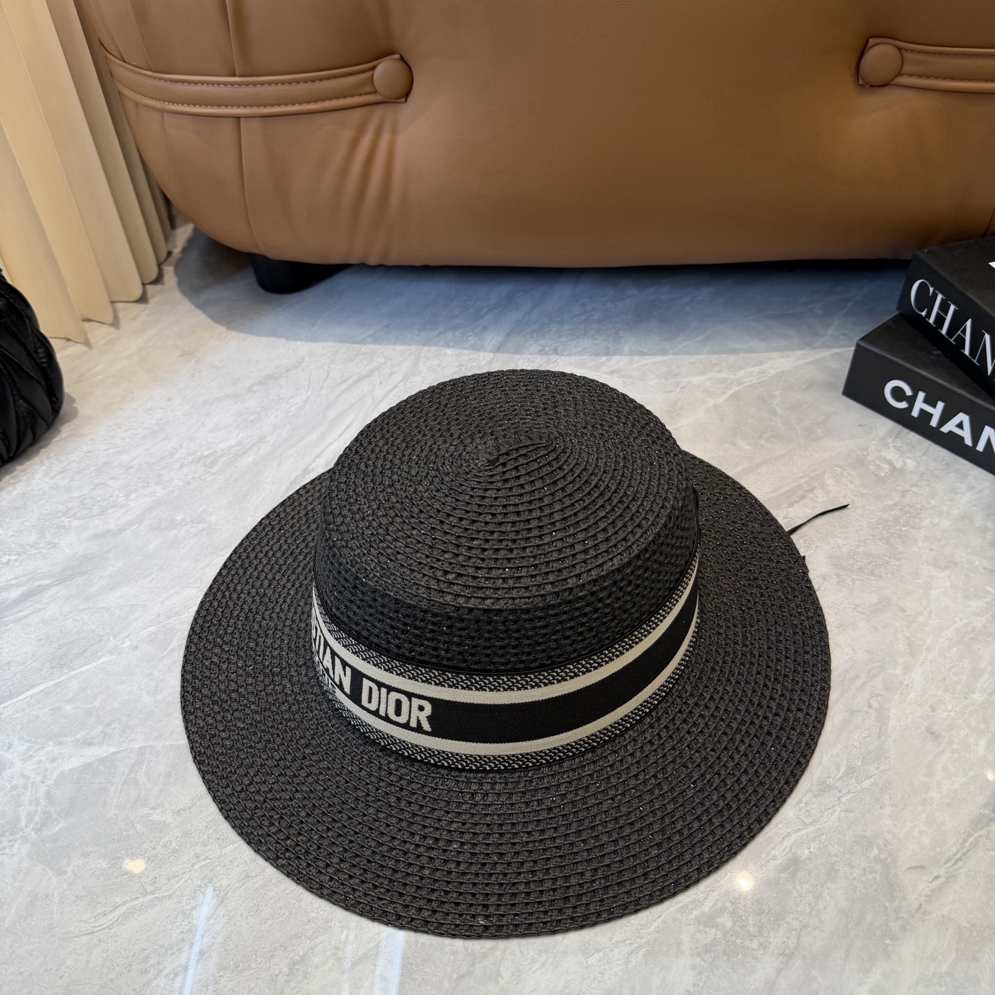Dior 配防尘袋. 【DIOR迪奥】2026新款 织带百搭平顶草帽，出街日常单品