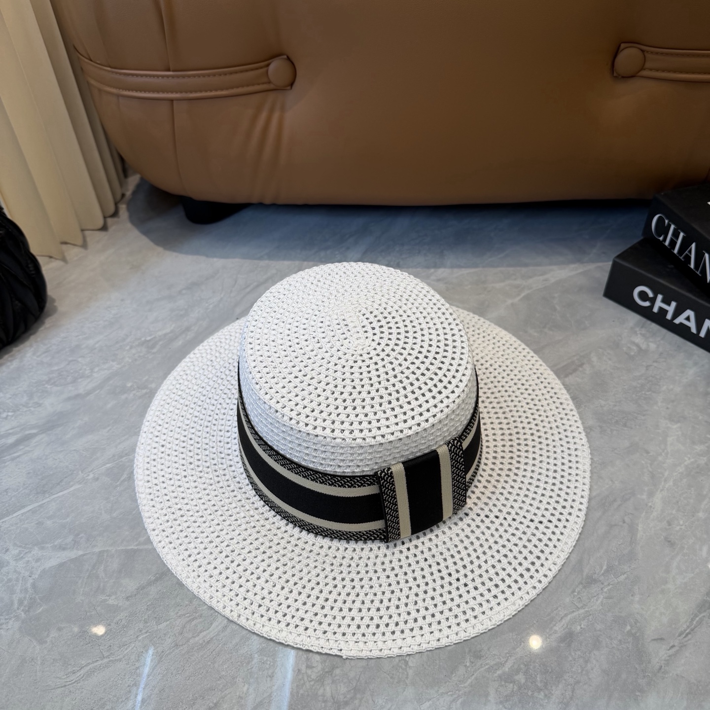 Dior 配防尘袋. 【DIOR迪奥】2026新款 织带百搭平顶草帽，出街日常单品