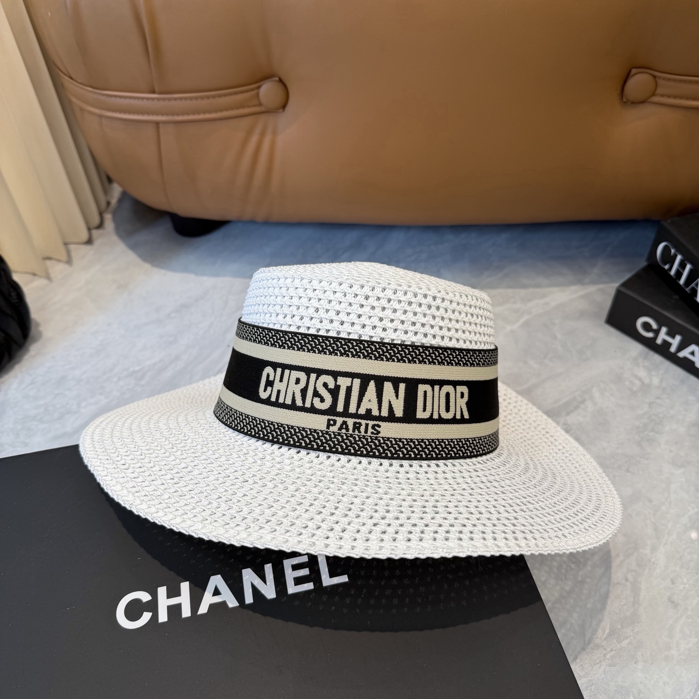 Dior 配防尘袋. 【DIOR迪奥】2026新款 织带百搭平顶草帽，出街日常单品