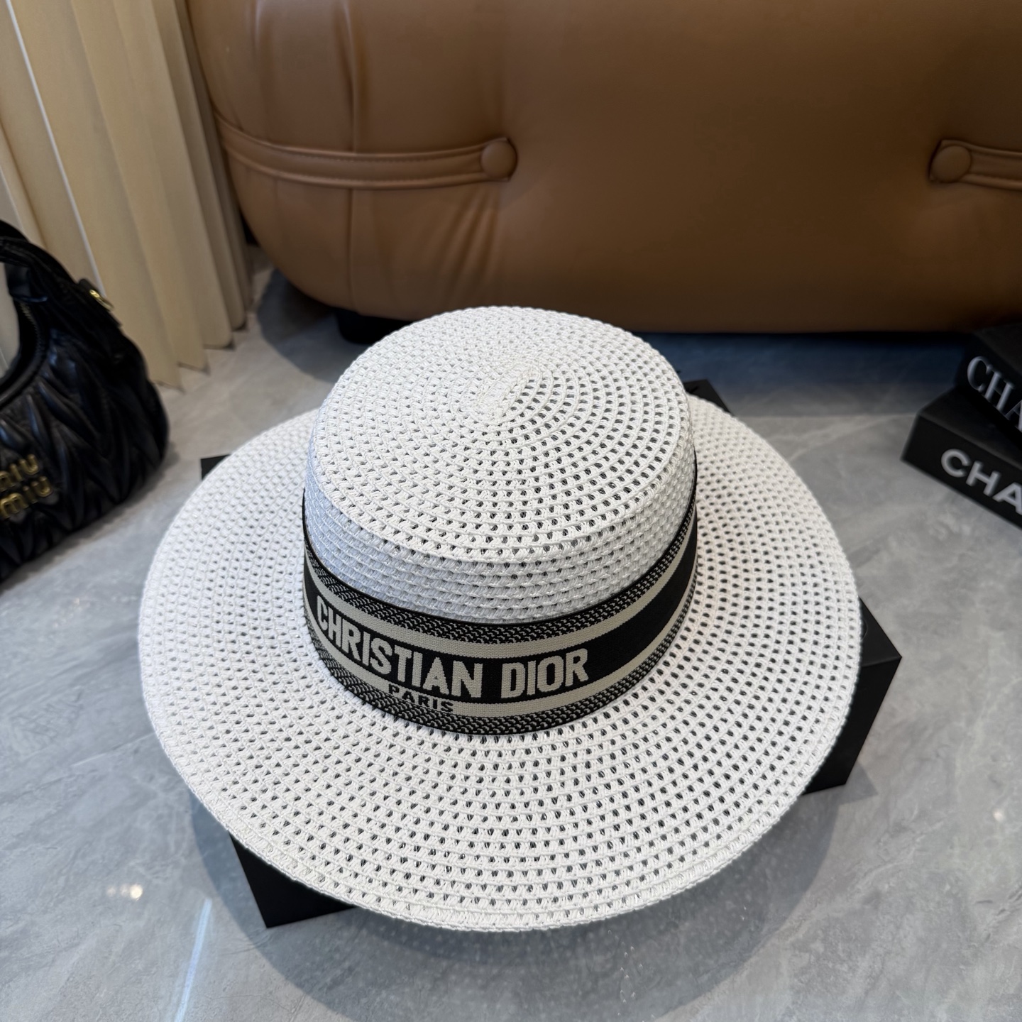 Dior 配防尘袋. 【DIOR迪奥】2026新款 织带百搭平顶草帽，出街日常单品