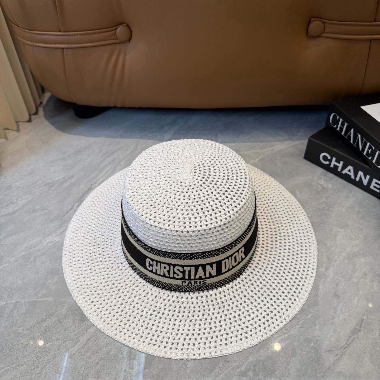 Dior 配防尘袋. 【DIOR迪奥】2026新款 织带百搭平顶草帽，出街日常单品