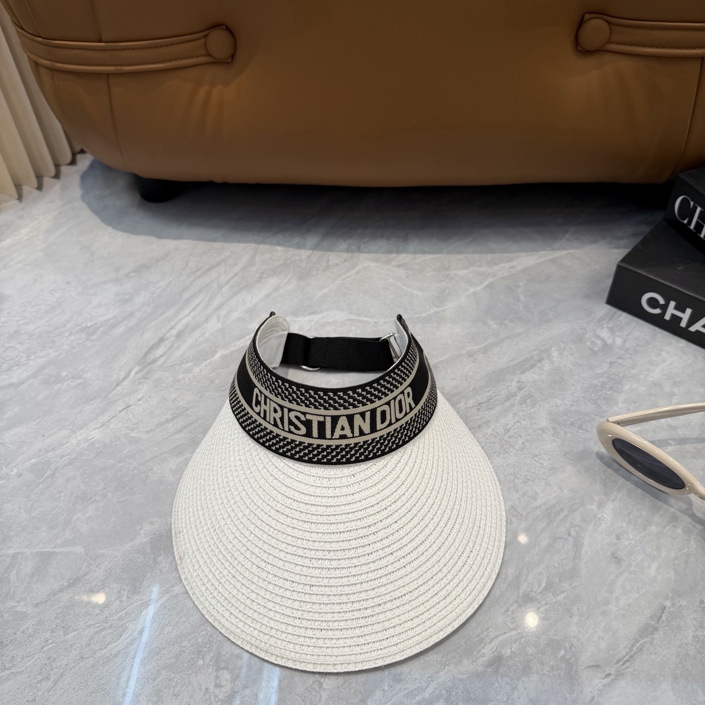 NO:765196,Comes with dust bag, Dior DIOR's new empty top hat, a must-have item in summer, because it is so easy to match, and it is really super artistic when paired with a cool summer style ~ Just wear a little white skirt and you can attract the attention ~ Hats, straw hats, fisherman hats, baseball caps, hats, dior, dior, espadrilles, skirts, hats19860909配防尘袋,迪奥DIOR新款 空顶帽,夏天必备单品,因为真的太好搭,夏天搭配清凉夏日风情真的超级文艺范～随便一身小白裙就可以吸引大片目光～帽子草帽渔夫帽棒球帽,帽子,dior,dior,espadrilles,skirts,hats,hat