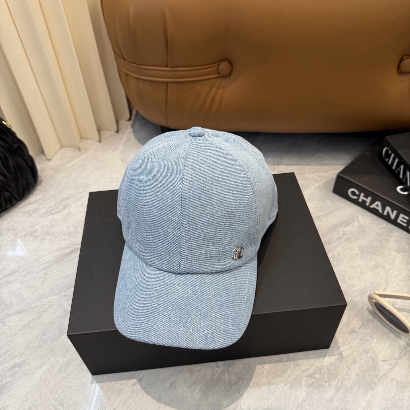 Chanel 新款香奈儿Chanel新款高版本棒球帽 的棒球帽版型 适合多种场合佩戴 无论是搭配休闲装还是运动装