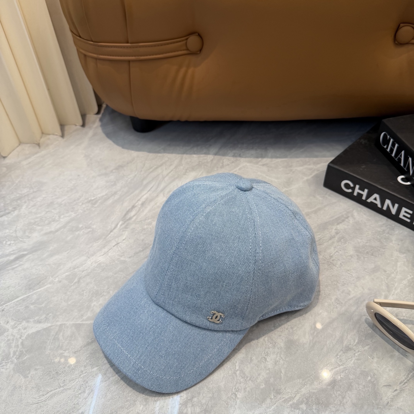 Chanel 新款香奈儿Chanel新款高版本棒球帽 的棒球帽版型 适合多种场合佩戴 无论是搭配休闲装还是运动装