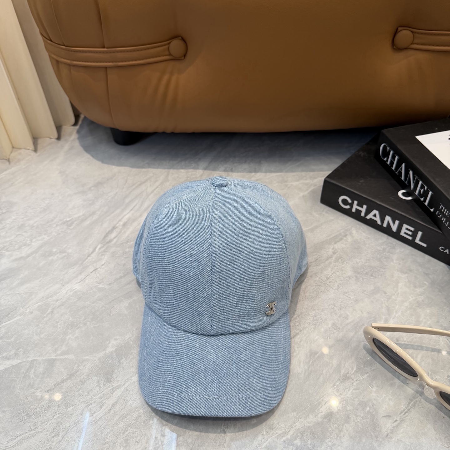 Chanel 新款香奈儿Chanel新款高版本棒球帽 的棒球帽版型 适合多种场合佩戴 无论是搭配休闲装还是运动装