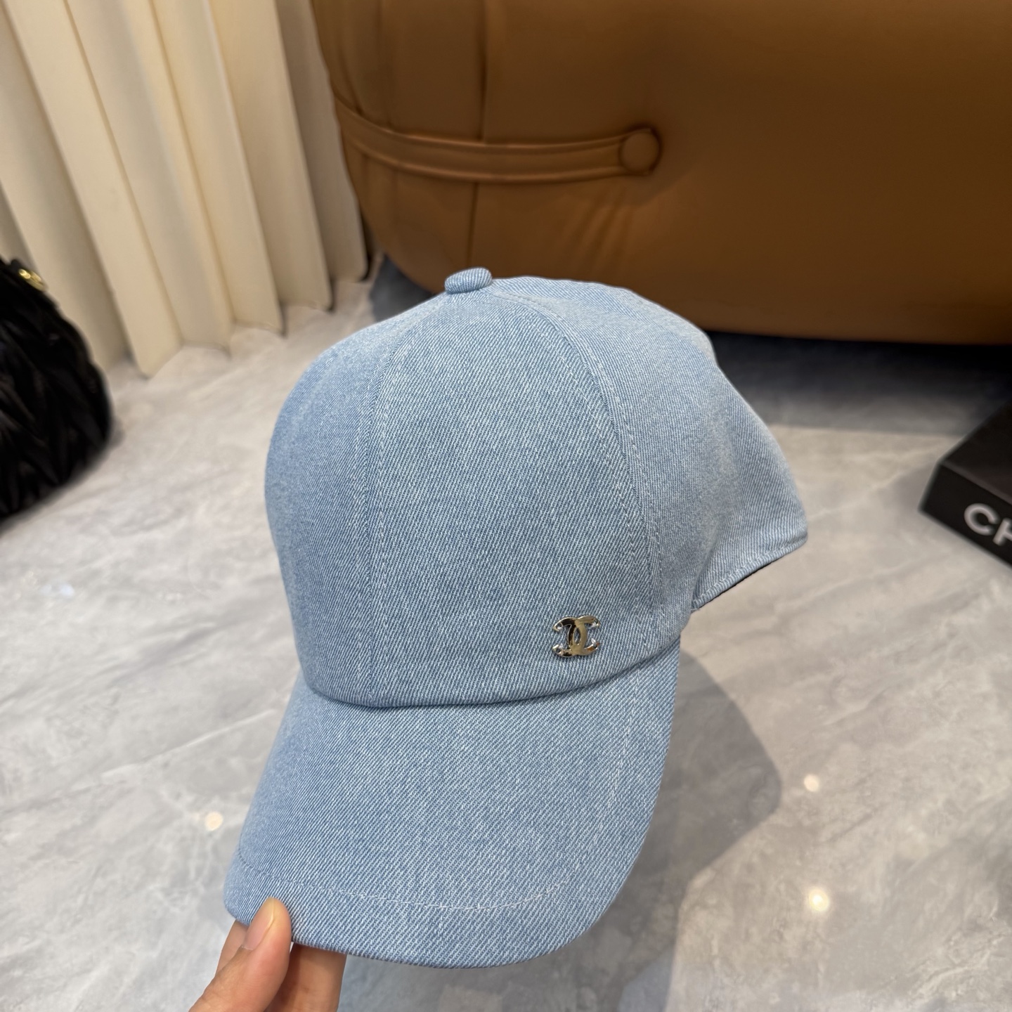 Chanel 新款香奈儿Chanel新款高版本棒球帽 的棒球帽版型 适合多种场合佩戴 无论是搭配休闲装还是运动装