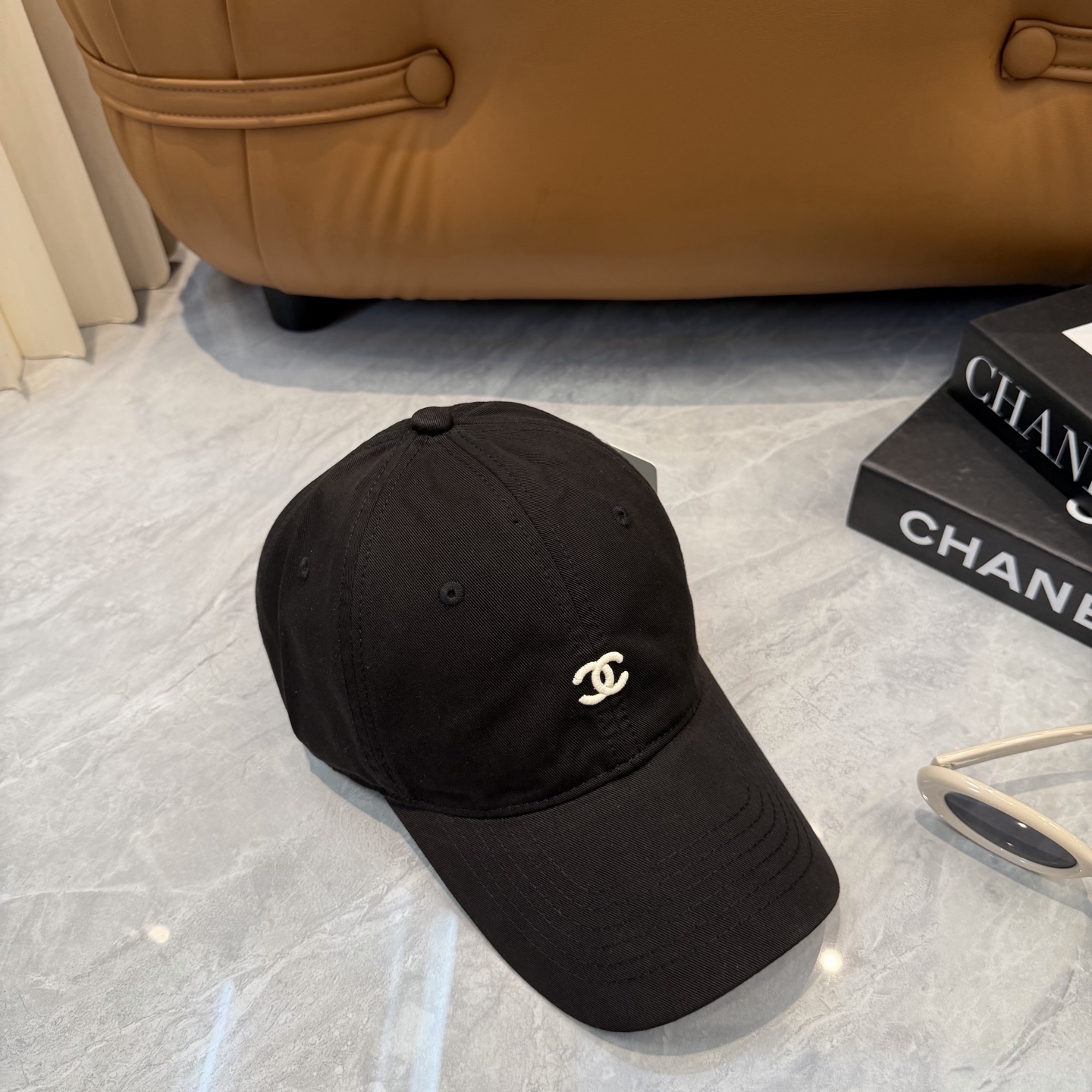 CHANEL香奈儿】新款简约刺绣logo棒球帽，新款出货，大牌款超好搭配，赶紧入手！