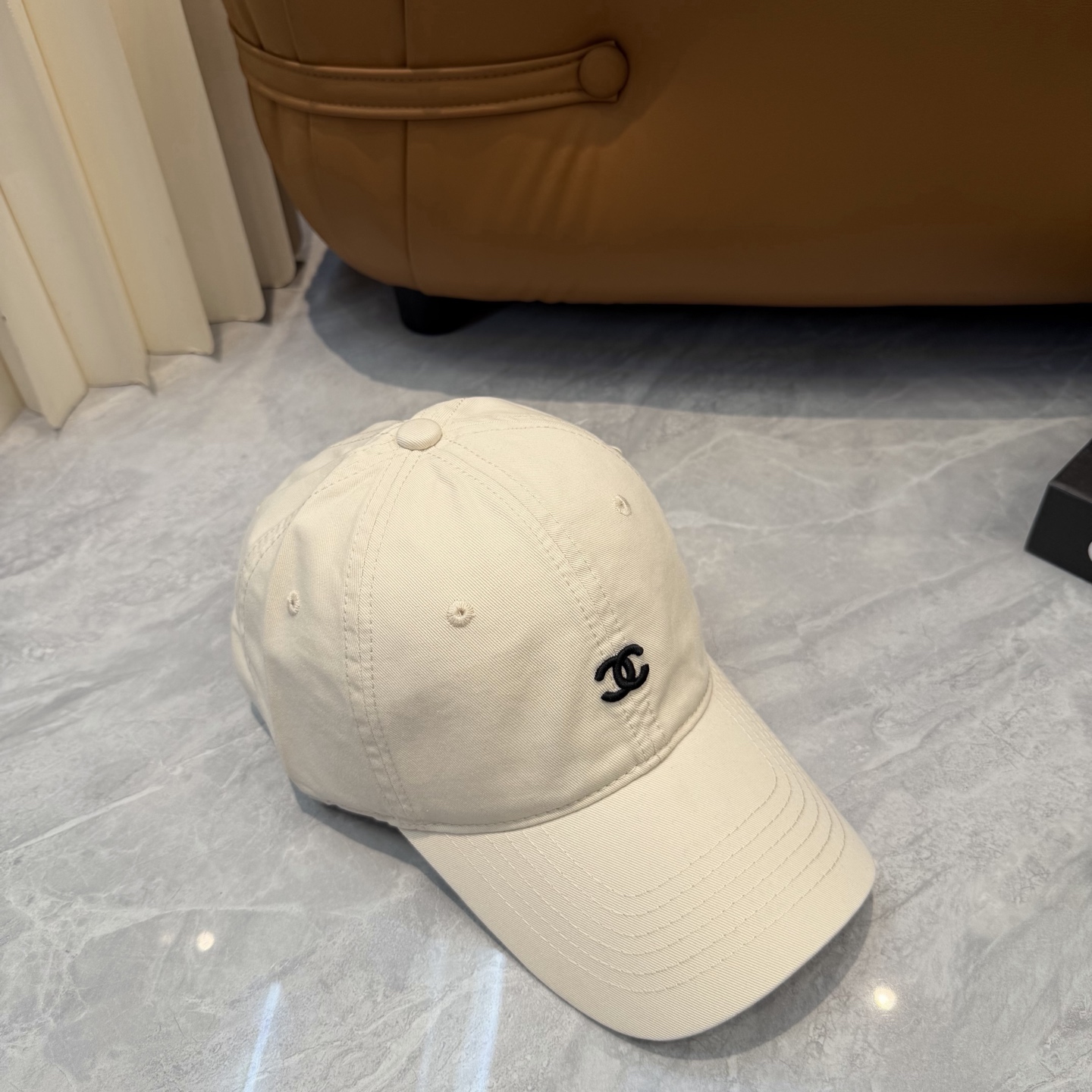 CHANEL香奈儿】新款简约刺绣logo棒球帽，新款出货，大牌款超好搭配，赶紧入手！