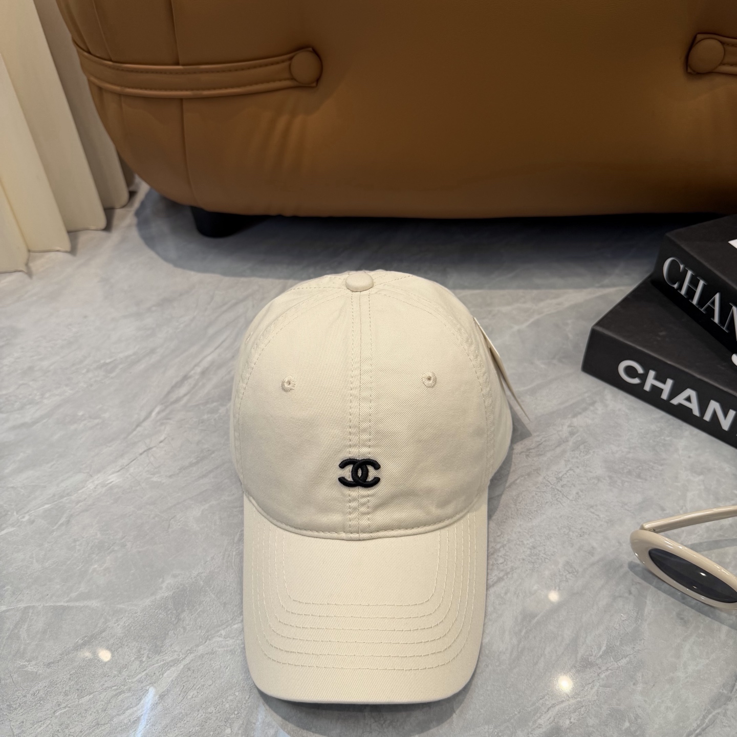CHANEL香奈儿】新款简约刺绣logo棒球帽，新款出货，大牌款超好搭配，赶紧入手！