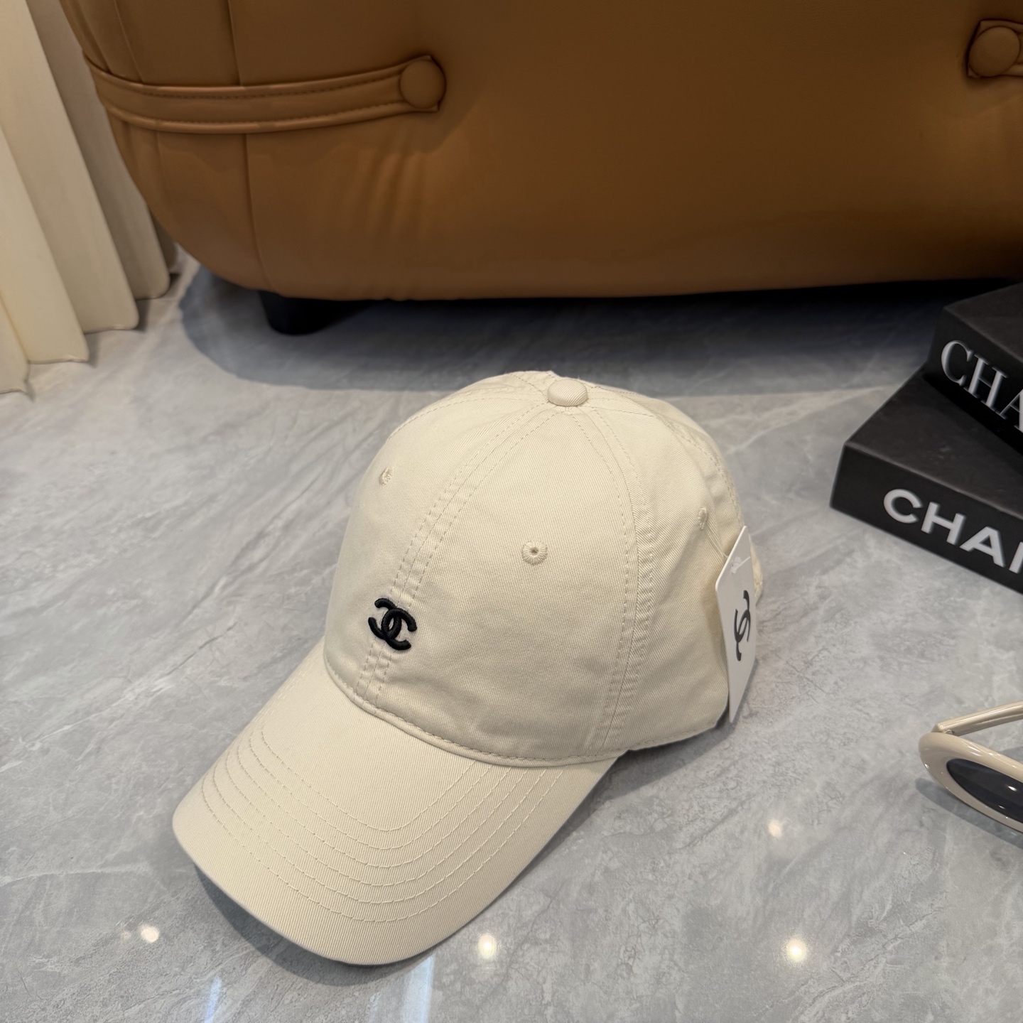CHANEL香奈儿】新款简约刺绣logo棒球帽，新款出货，大牌款超好搭配，赶紧入手！