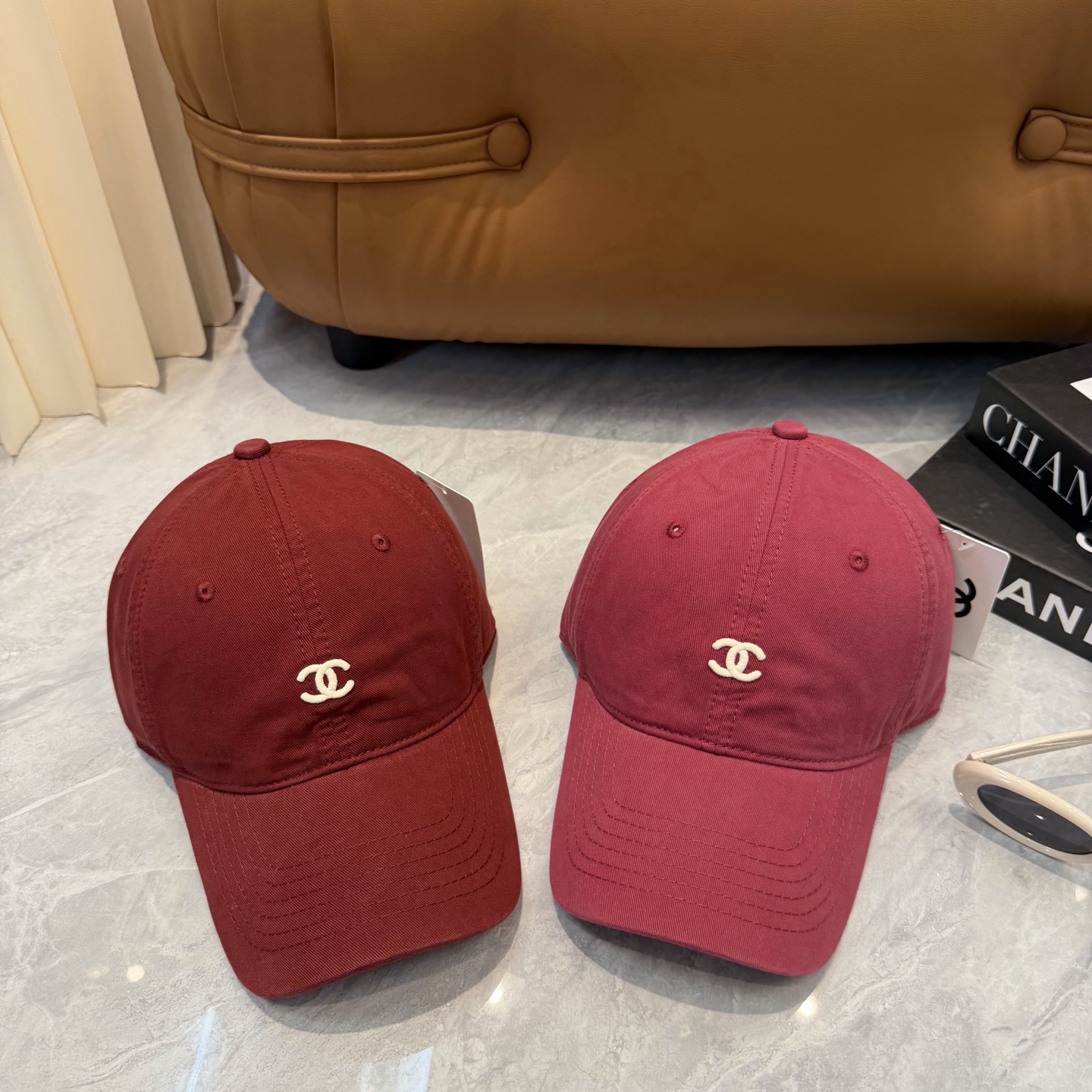 CHANEL香奈儿】新款简约刺绣logo棒球帽，新款出货，大牌款超好搭配，赶紧入手！