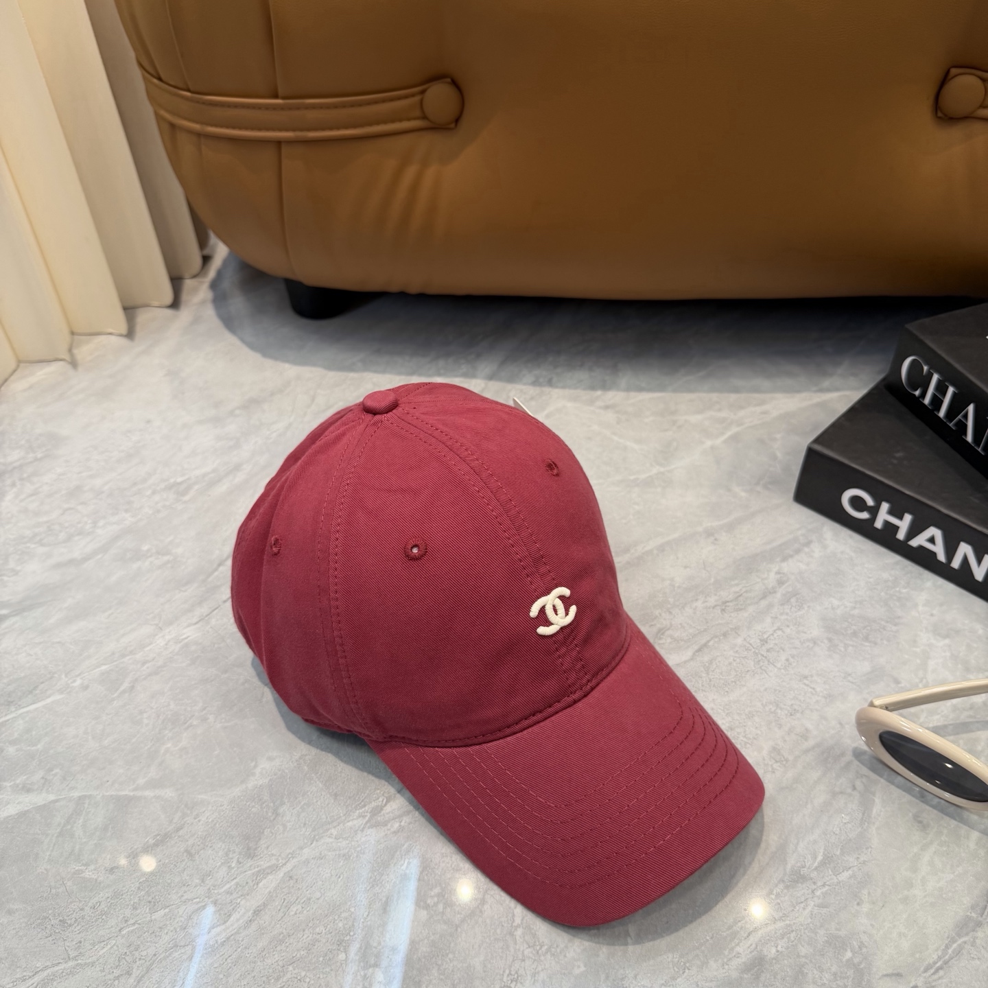 CHANEL香奈儿】新款简约刺绣logo棒球帽，新款出货，大牌款超好搭配，赶紧入手！