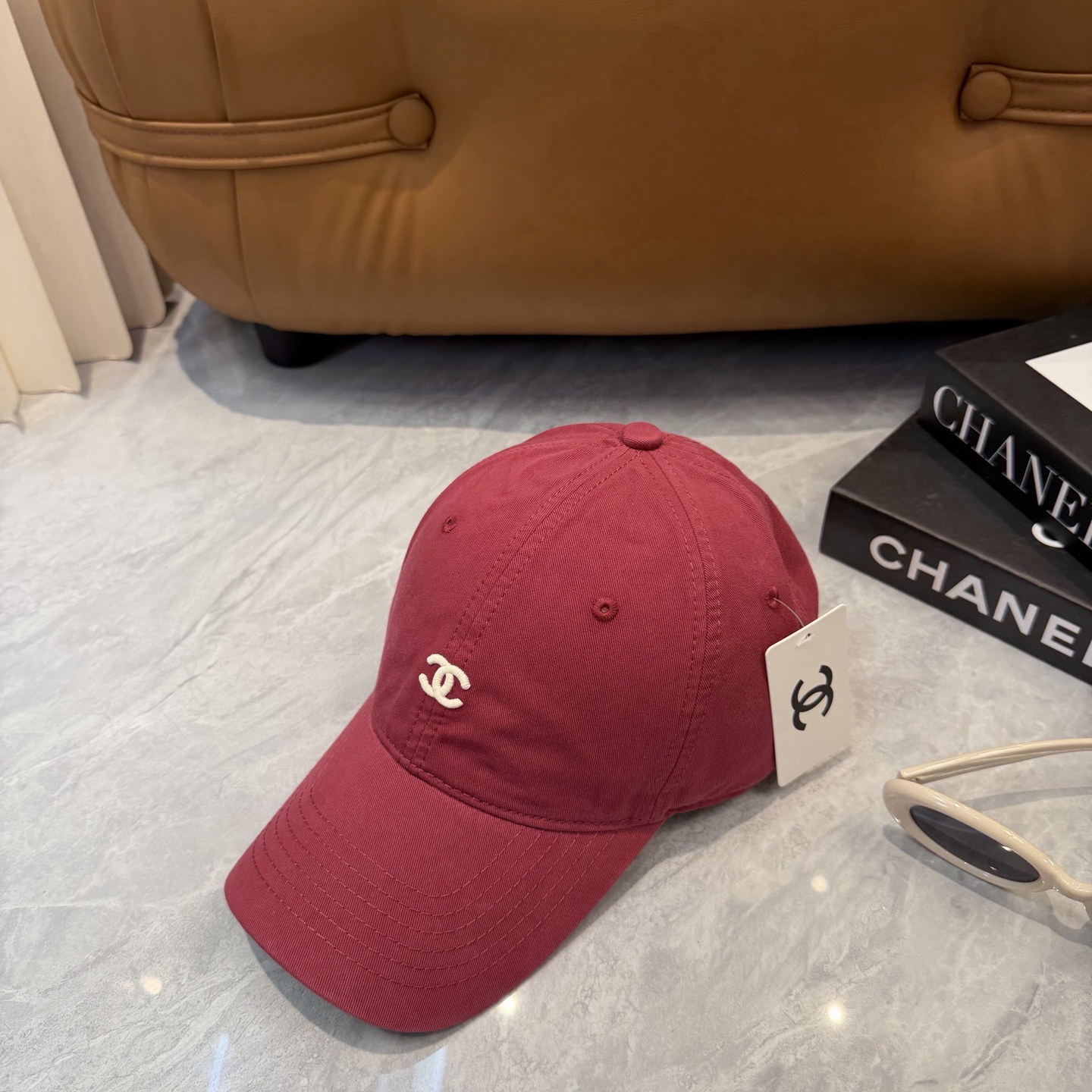 CHANEL香奈儿】新款简约刺绣logo棒球帽，新款出货，大牌款超好搭配，赶紧入手！