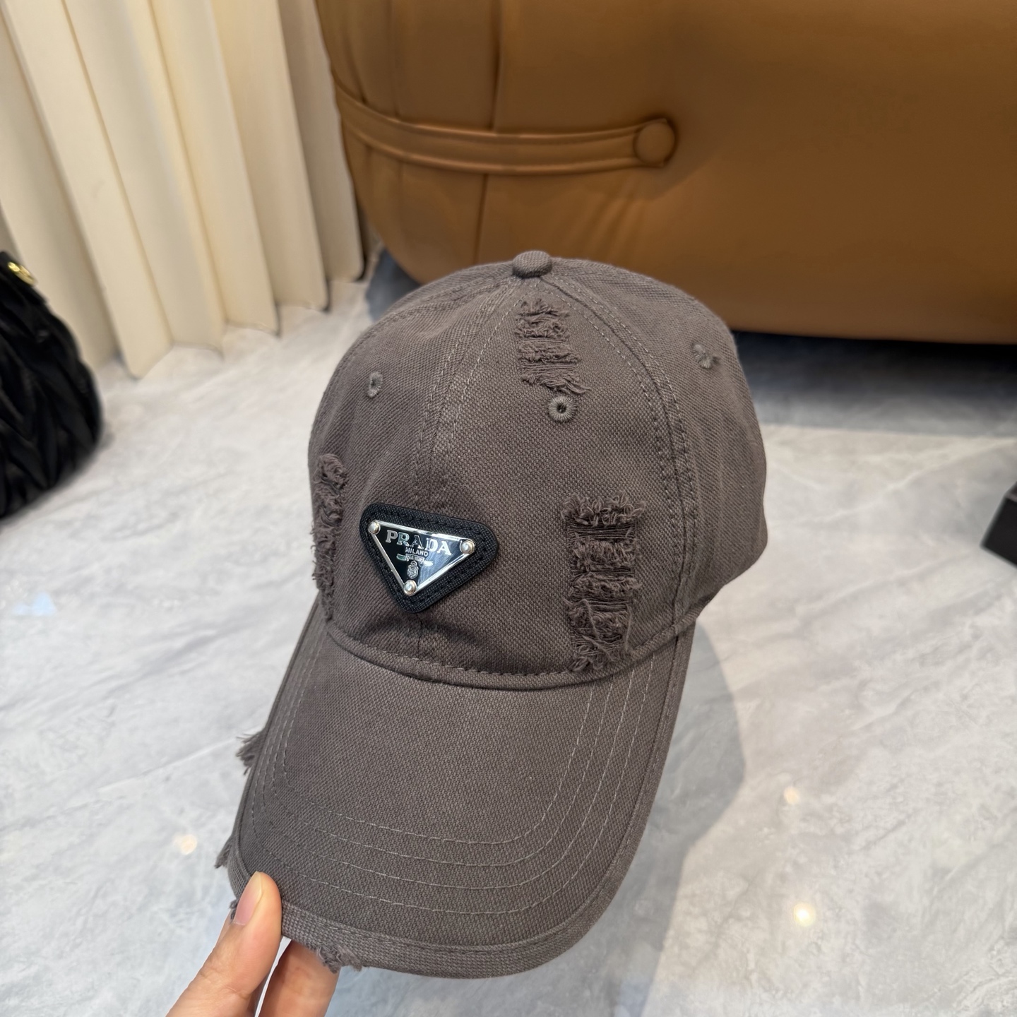 Prada 普拉达 ，高品质透气性巨佳，四季佩戴款