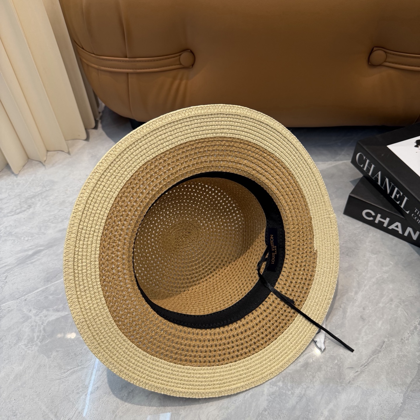 🌹LV草帽👒新款飘带🎀爆款👉高端品质，LV礼帽👒个性时尚，霸气十足，做工细节精细，👍百搭单品～出街首选，