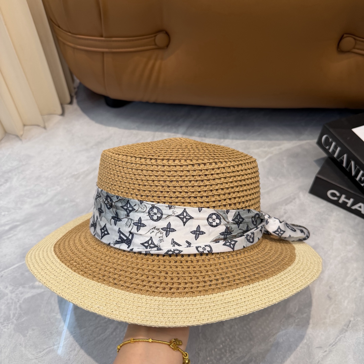 🌹LV草帽👒新款飘带🎀爆款👉高端品质，LV礼帽👒个性时尚，霸气十足，做工细节精细，👍百搭单品～出街首选，