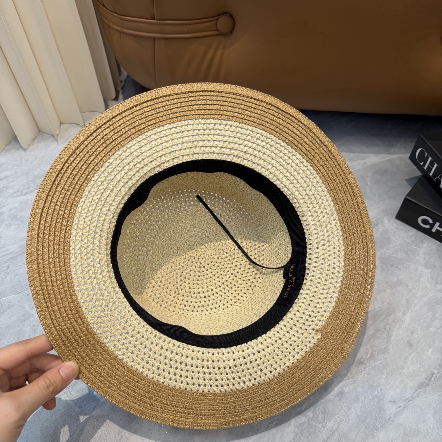🌹LV草帽👒新款飘带🎀爆款👉高端品质，LV礼帽👒个性时尚，霸气十足，做工细节精细，👍百搭单品～出街首选，