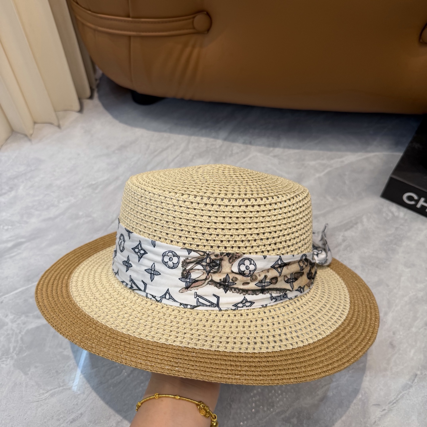 🌹LV草帽👒新款飘带🎀爆款👉高端品质，LV礼帽👒个性时尚，霸气十足，做工细节精细，👍百搭单品～出街首选，