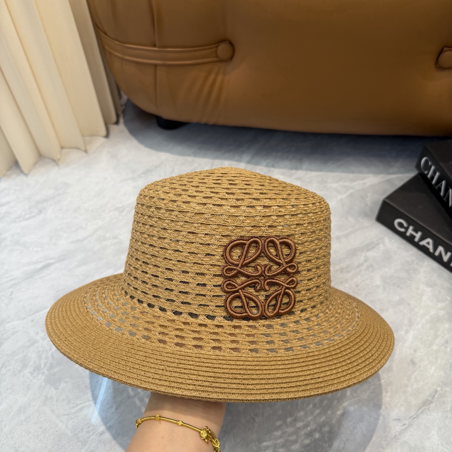 Loewe/罗意威 春夏日宽檐休闲平顶草帽 度假logo 一顶超级有品位的草帽了~出街首选！帽型超美腻夏