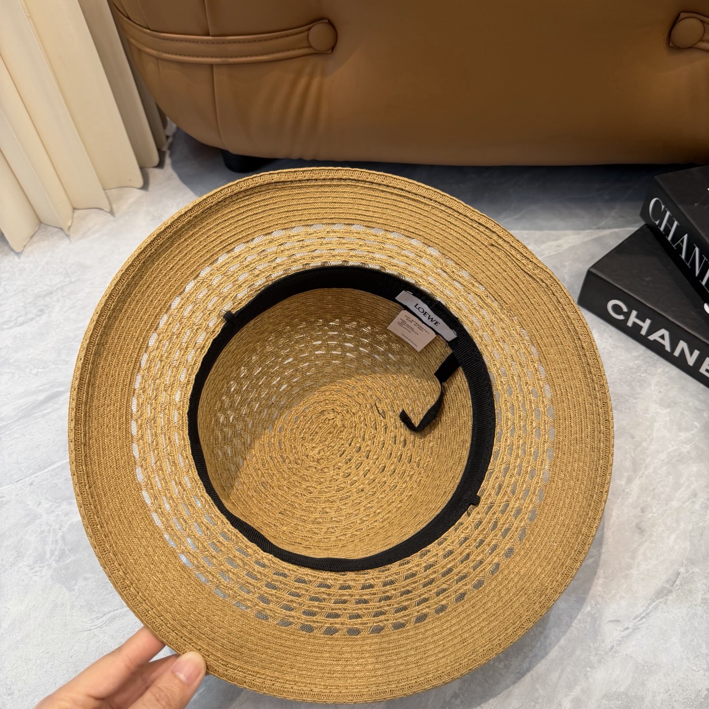 Loewe/罗意威 春夏日宽檐休闲平顶草帽 度假logo 一顶超级有品位的草帽了~出街首选！帽型超美腻夏
