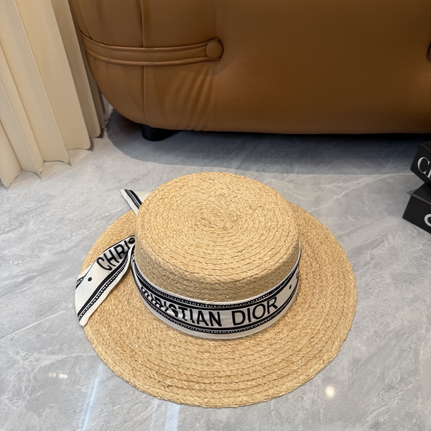🌹LV 新款拉菲草飘带🎀爆款草帽👉高端品质，LV礼帽👒个性时尚，霸气十足，做工细节精细，👍百搭单品～出街
