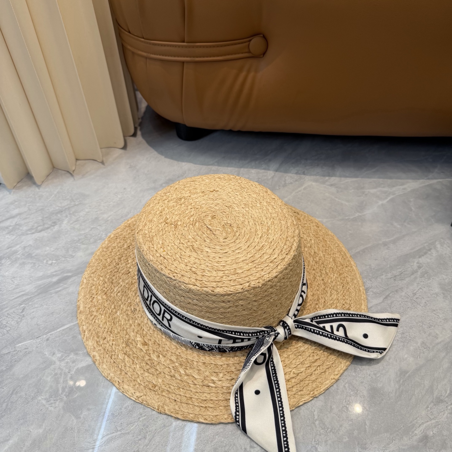 🌹LV 新款拉菲草飘带🎀爆款草帽👉高端品质，LV礼帽👒个性时尚，霸气十足，做工细节精细，👍百搭单品～出街