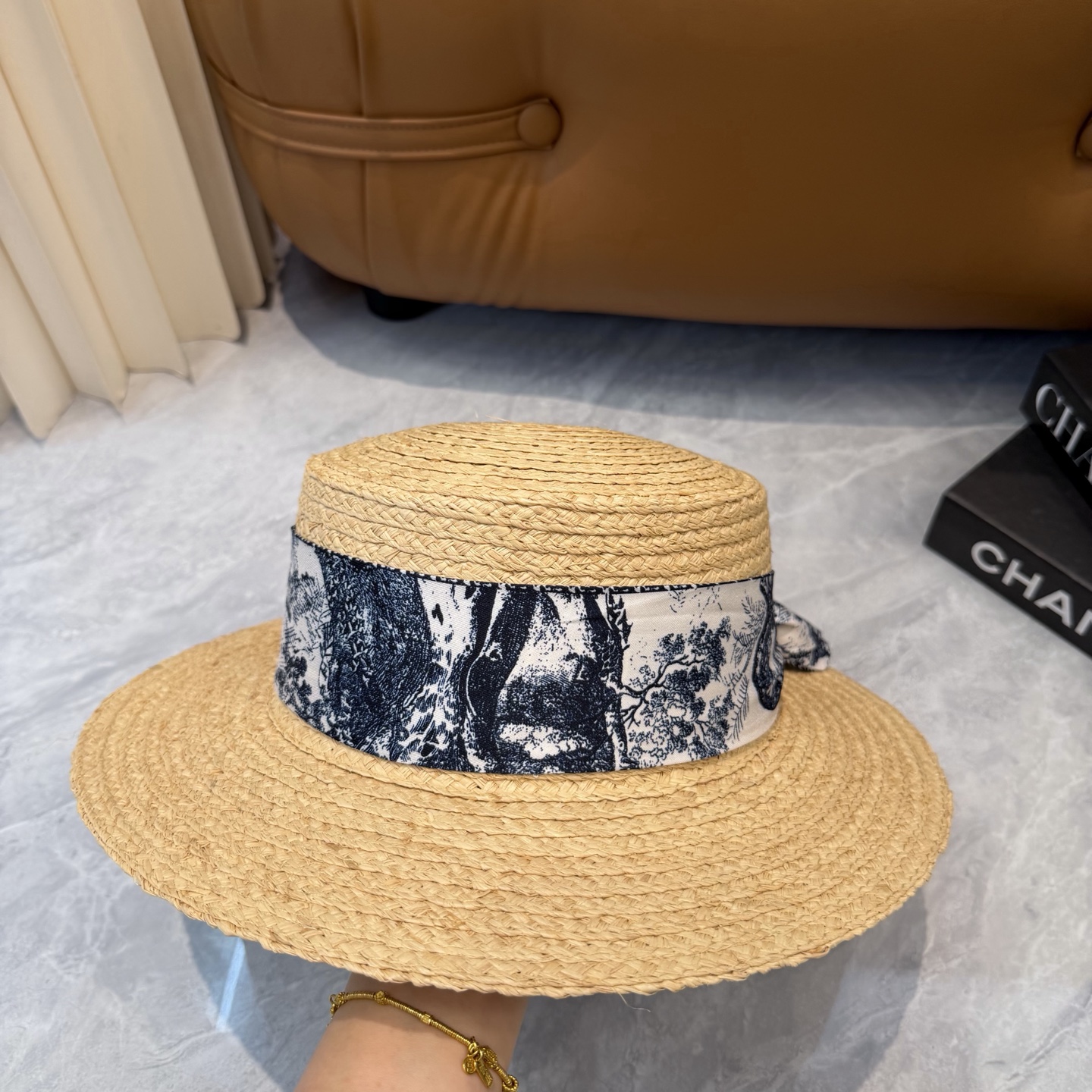 🌹LV 新款拉菲草飘带🎀爆款草帽👉高端品质，LV礼帽👒个性时尚，霸气十足，做工细节精细，👍百搭单品～出街