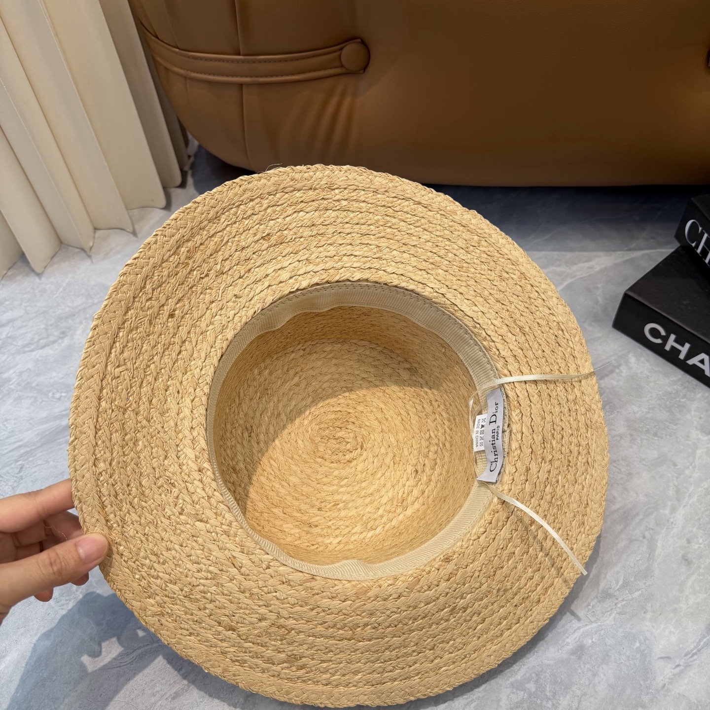 🌹LV 新款拉菲草飘带🎀爆款草帽👉高端品质，LV礼帽👒个性时尚，霸气十足，做工细节精细，👍百搭单品～出街
