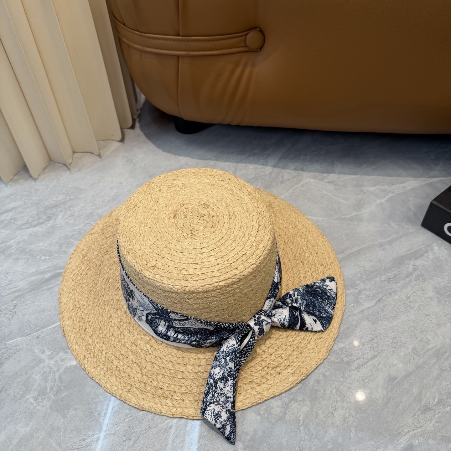 🌹LV 新款拉菲草飘带🎀爆款草帽👉高端品质，LV礼帽👒个性时尚，霸气十足，做工细节精细，👍百搭单品～出街
