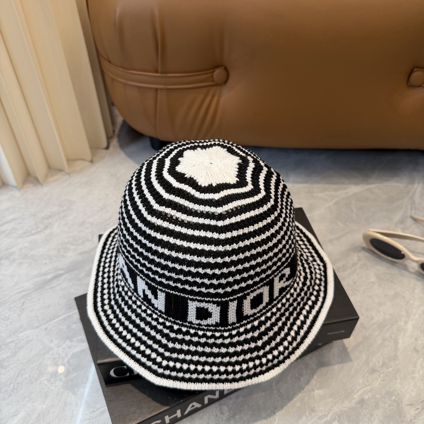 Dior新款条纹桶帽拼色设计✨帽子有透气的网眼，不闷头，帽子本身挺括有型，不软塌，很好搭衣服。#时髦单品