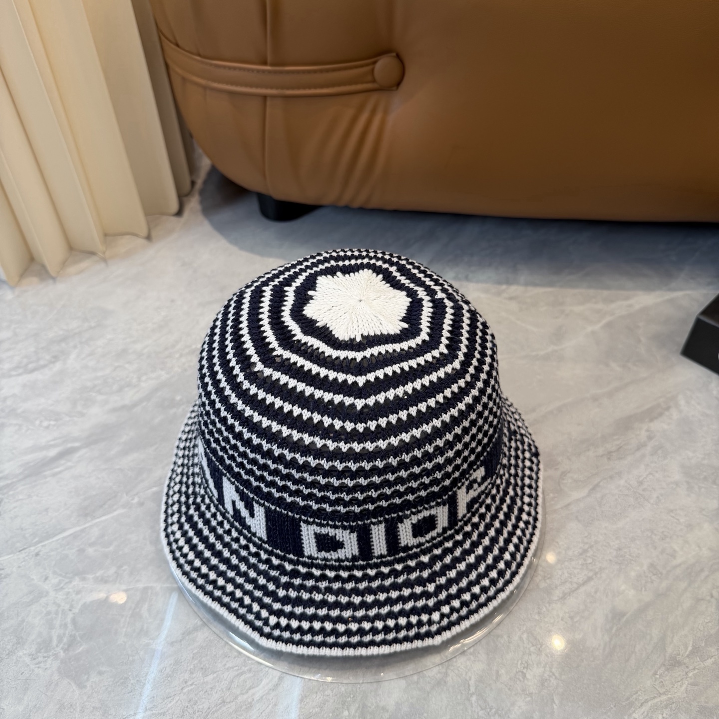 Dior新款条纹桶帽拼色设计✨帽子有透气的网眼，不闷头，帽子本身挺括有型，不软塌，很好搭衣服。#时髦单品