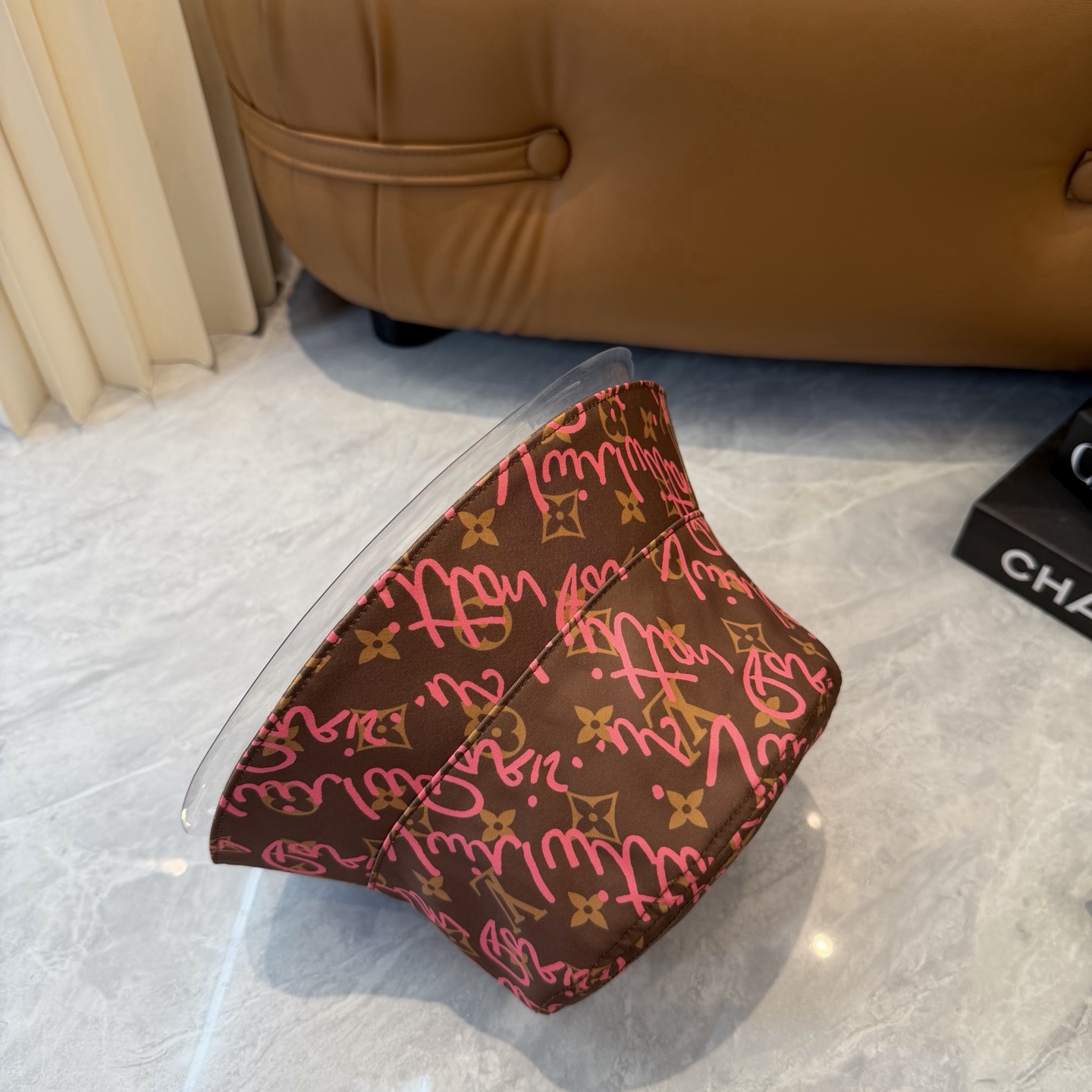 lv 路易威登很火的一款双面佩戴涂鸦渔夫帽简约大气 高逼格好物～格调有个性LOGO 四季款 轻盈透气！质