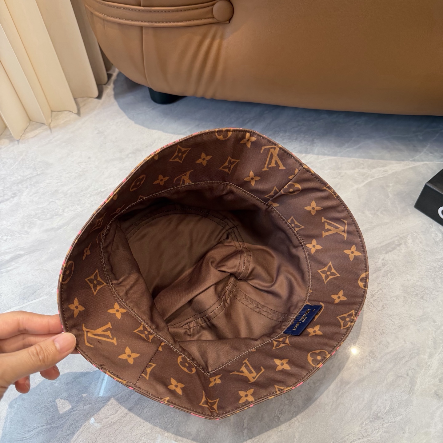 lv 路易威登很火的一款双面佩戴涂鸦渔夫帽简约大气 高逼格好物～格调有个性LOGO 四季款 轻盈透气！质