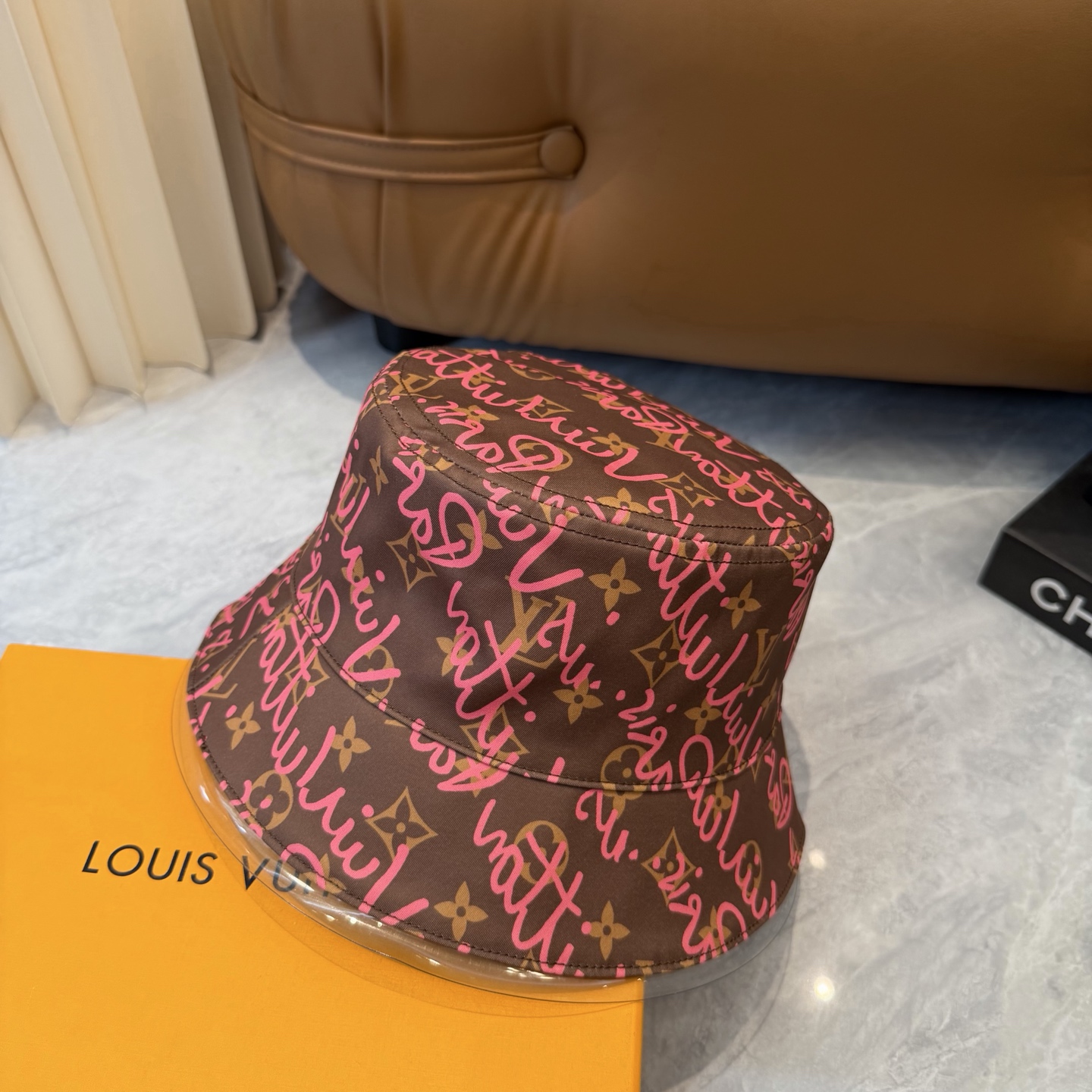 lv 路易威登很火的一款双面佩戴涂鸦渔夫帽简约大气 高逼格好物～格调有个性LOGO 四季款 轻盈透气！质