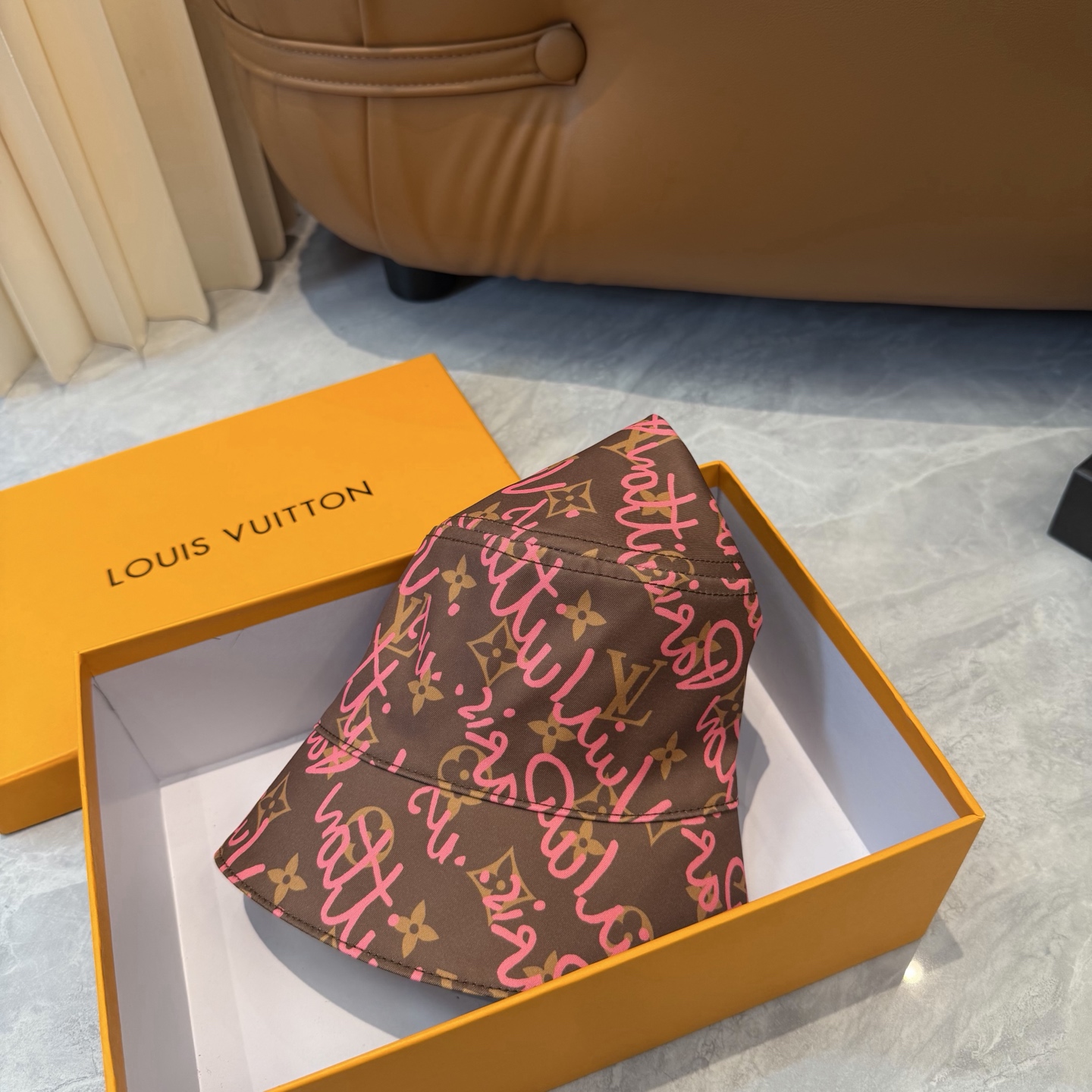 lv 路易威登很火的一款双面佩戴涂鸦渔夫帽简约大气 高逼格好物～格调有个性LOGO 四季款 轻盈透气！质