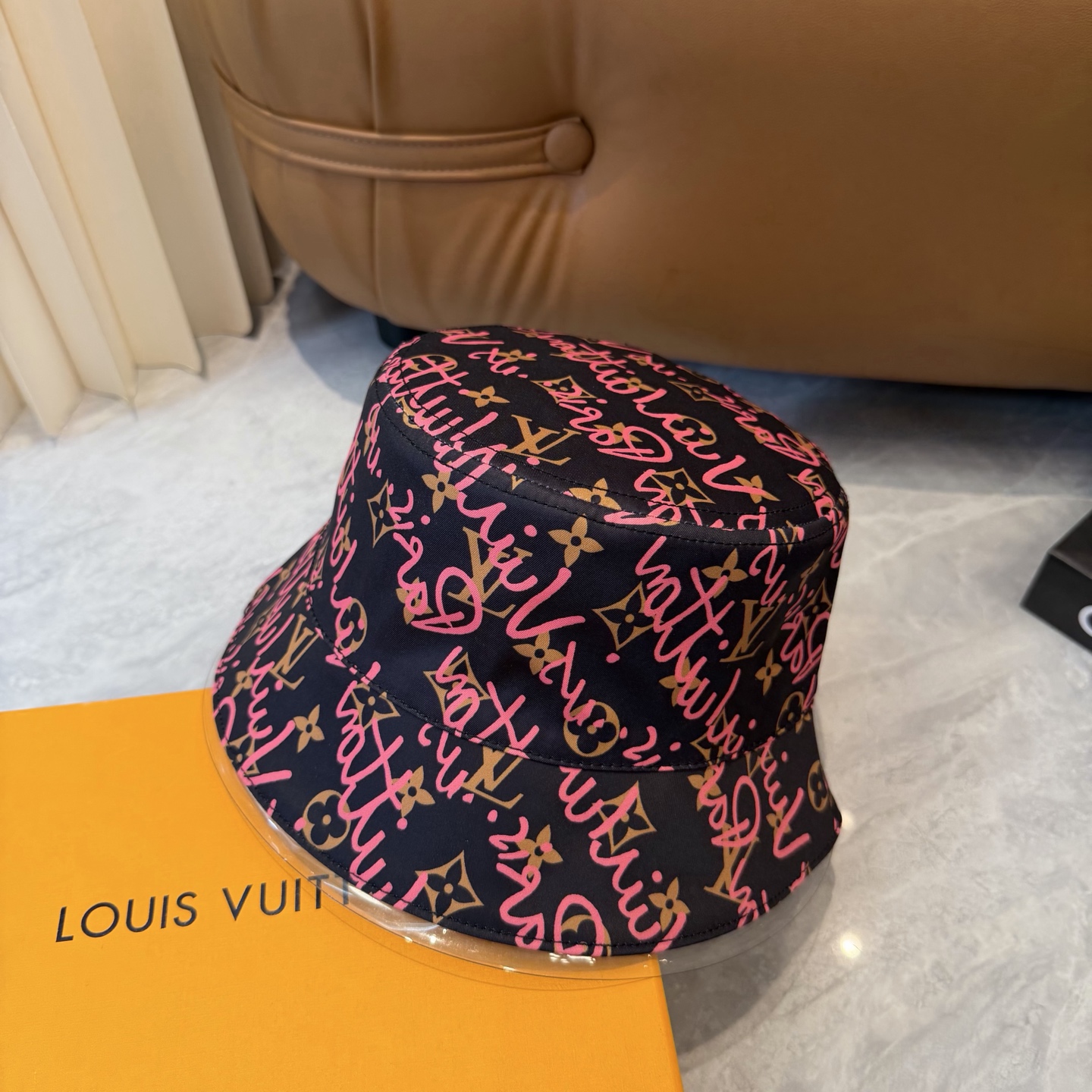 lv 路易威登很火的一款双面佩戴涂鸦渔夫帽简约大气 高逼格好物～格调有个性LOGO 四季款 轻盈透气！质