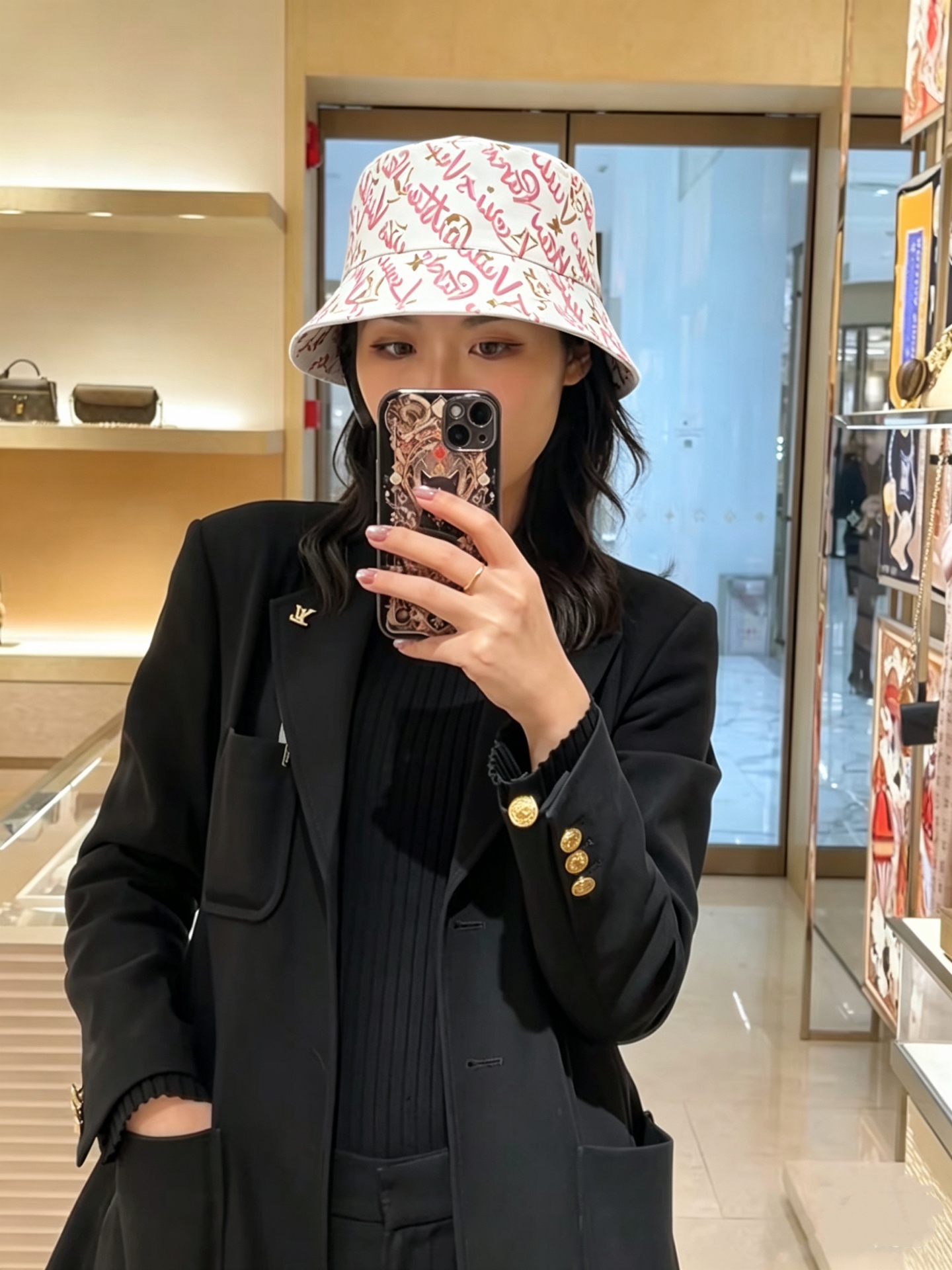 lv 路易威登很火的一款双面佩戴涂鸦渔夫帽简约大气 高逼格好物～格调有个性LOGO 四季款 轻盈透气！质