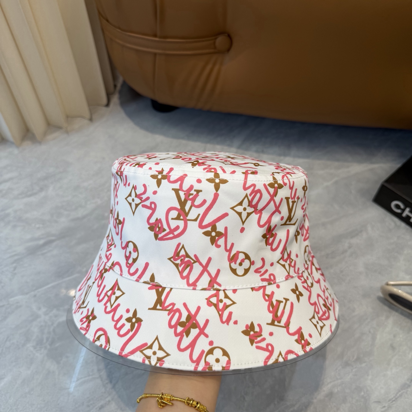 lv 路易威登很火的一款双面佩戴涂鸦渔夫帽简约大气 高逼格好物～格调有个性LOGO 四季款 轻盈透气！质