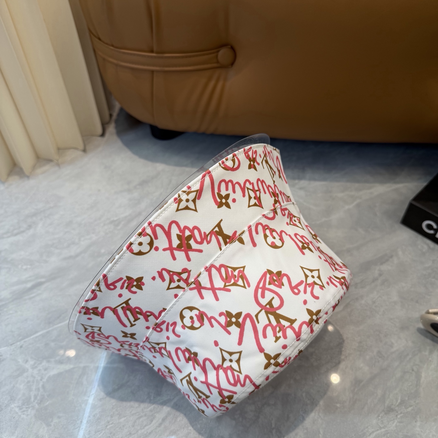 lv 路易威登很火的一款双面佩戴涂鸦渔夫帽简约大气 高逼格好物～格调有个性LOGO 四季款 轻盈透气！质