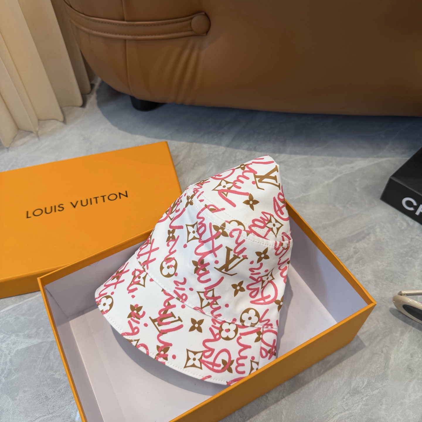 lv 路易威登很火的一款双面佩戴涂鸦渔夫帽简约大气 高逼格好物～格调有个性LOGO 四季款 轻盈透气！质