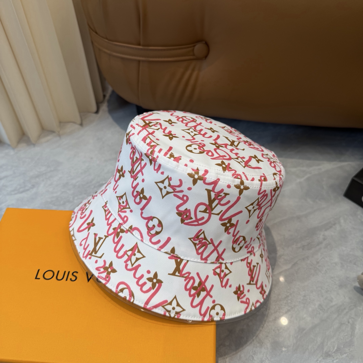 lv 路易威登很火的一款双面佩戴涂鸦渔夫帽简约大气 高逼格好物～格调有个性LOGO 四季款 轻盈透气！质