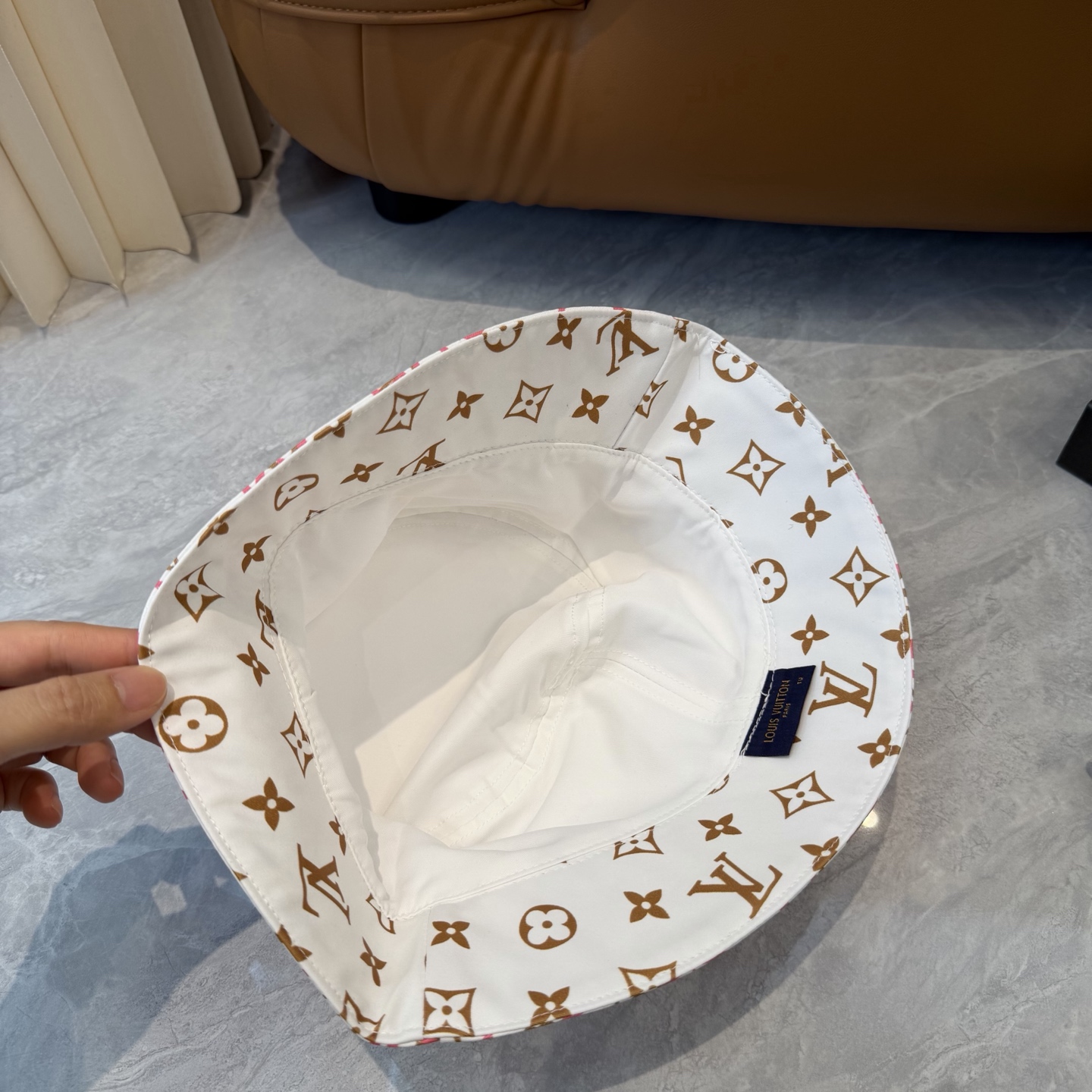lv 路易威登很火的一款双面佩戴涂鸦渔夫帽简约大气 高逼格好物～格调有个性LOGO 四季款 轻盈透气！质
