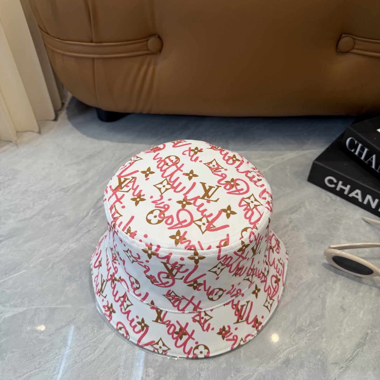lv 路易威登很火的一款双面佩戴涂鸦渔夫帽简约大气 高逼格好物～格调有个性LOGO 四季款 轻盈透气！质