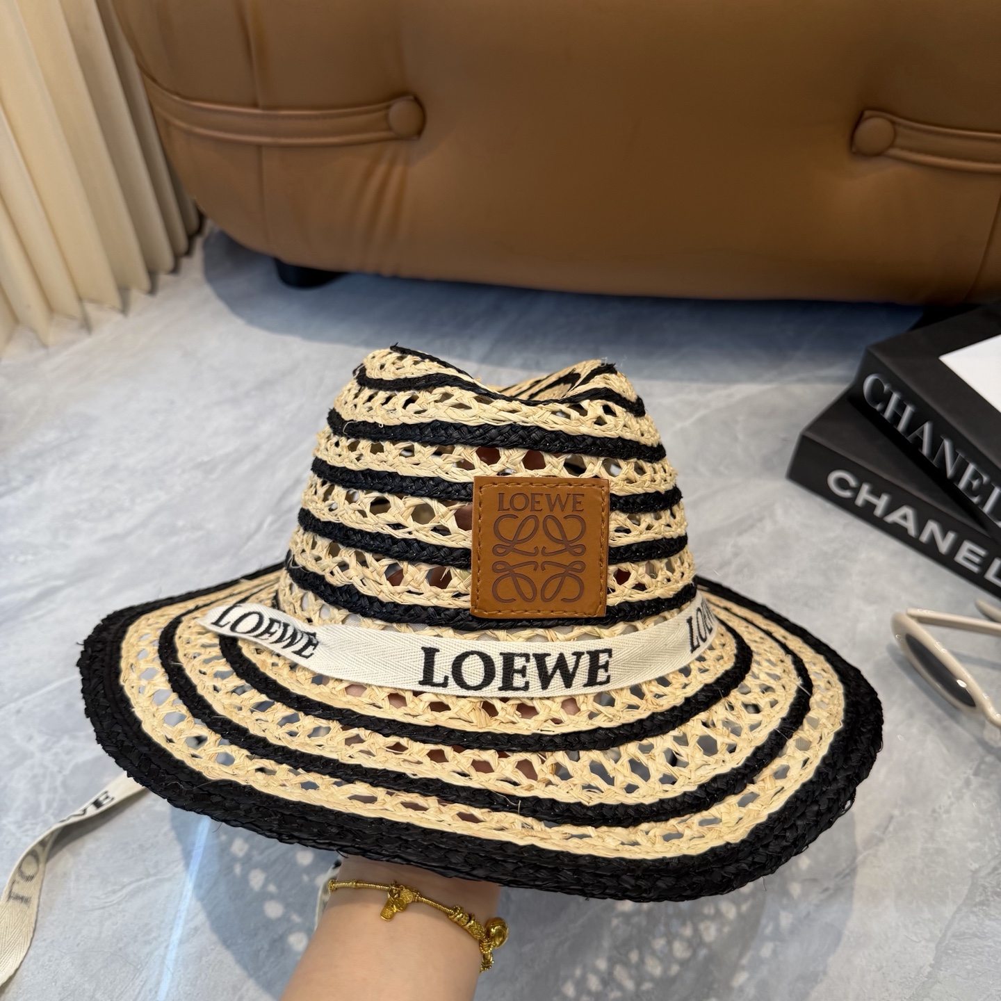 Loewe 罗意威 春夏日宽檐休闲草帽 度假logo 一顶 有品位的草帽了~出街首选 帽型超美腻夏天沙滩度假者或日常防晒
