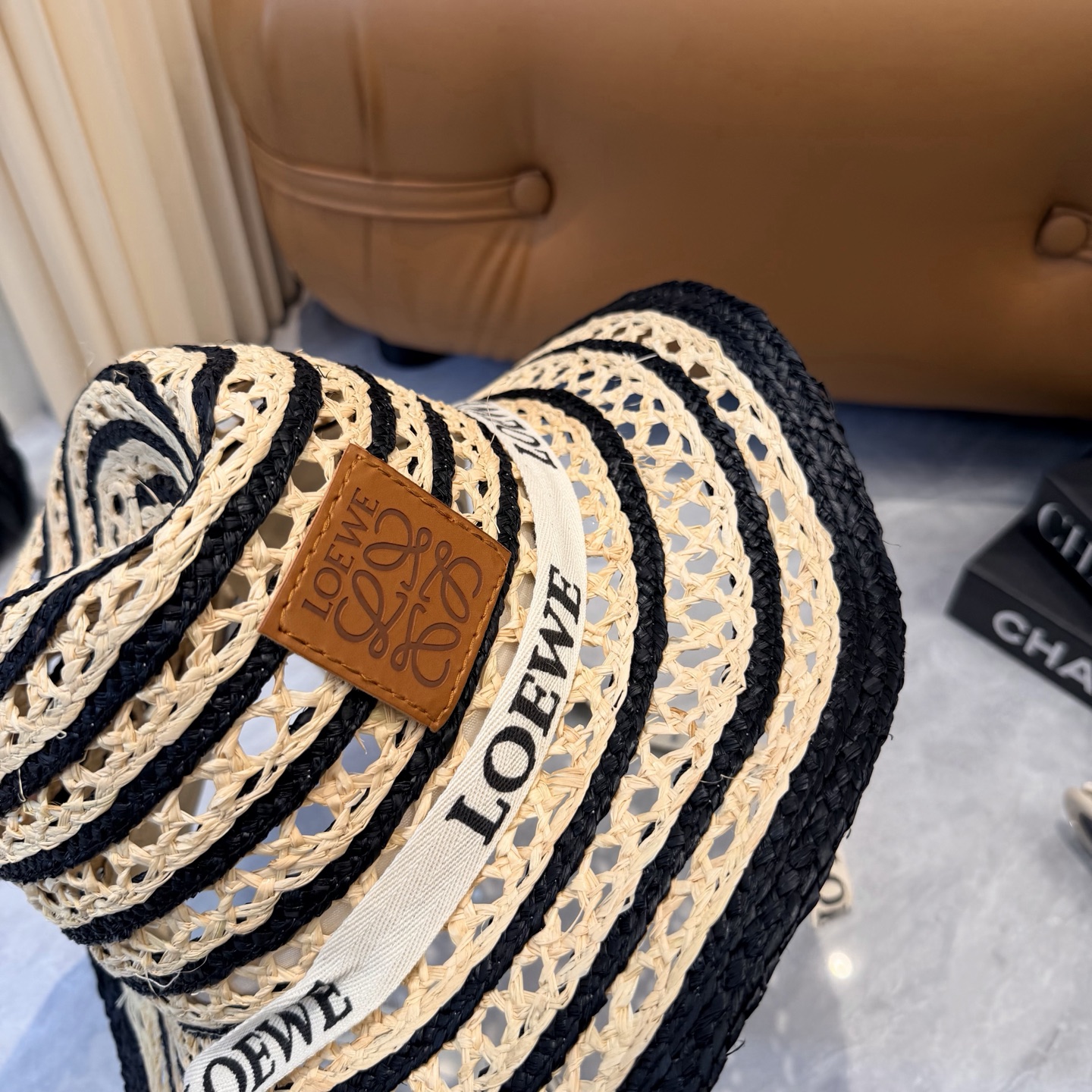 Loewe 罗意威 春夏日宽檐休闲草帽 度假logo 一顶 有品位的草帽了~出街首选 帽型超美腻夏天沙滩度假者或日常防晒