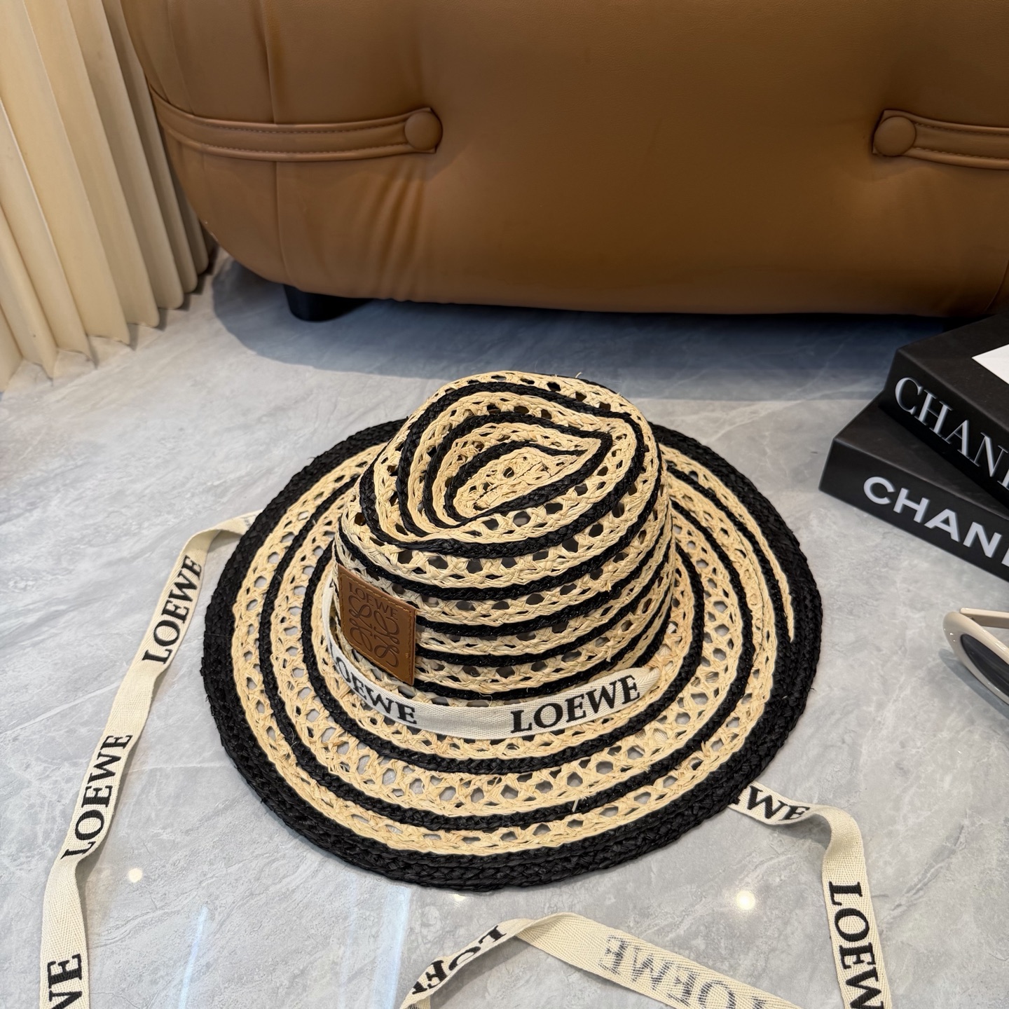 Loewe 罗意威 春夏日宽檐休闲草帽 度假logo 一顶 有品位的草帽了~出街首选 帽型超美腻夏天沙滩度假者或日常防晒
