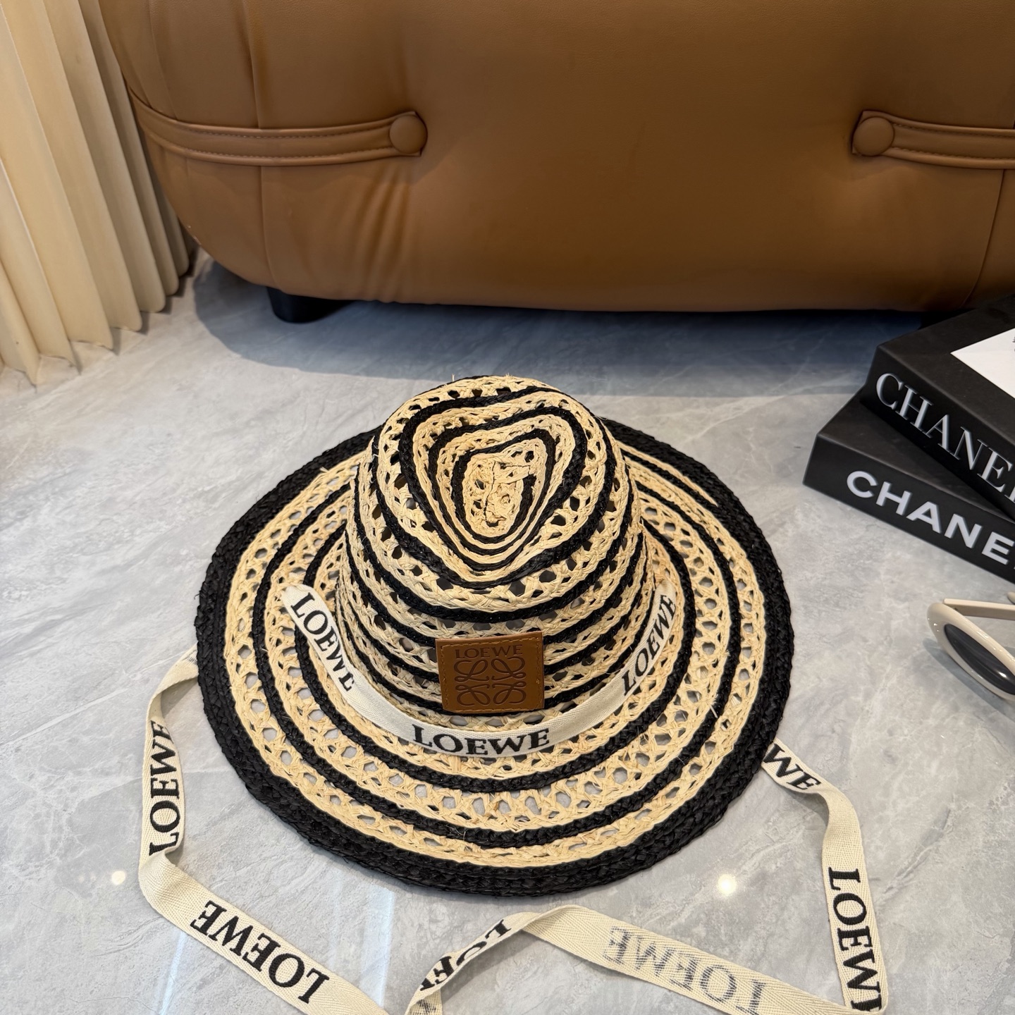 Loewe 罗意威 春夏日宽檐休闲草帽 度假logo 一顶 有品位的草帽了~出街首选 帽型超美腻夏天沙滩度假者或日常防晒
